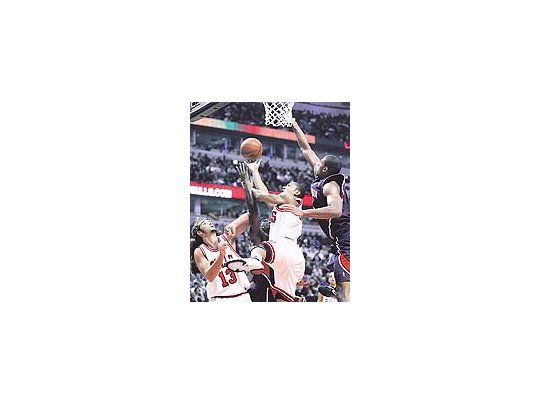 Derrick Rose y Flip Murray, en acción duranteel partido entre los Bulls y Atlanta Hawks.