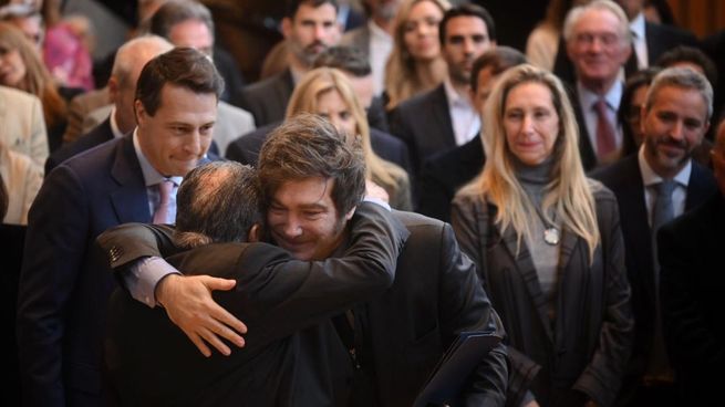 El presidente Javier Milei saluda a Eduardo Eurnekian durante la inauguración de una nueva sede de Corporación América. Detrás, su hermana, Karina Milei.