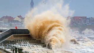 Tormenta Eunice golpea al Reino Unido con vientos de 195km/h