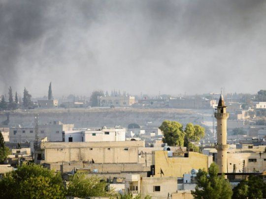 DAÑO. Las columnas de humo son, desde hace días, una constante en la ciudad de Tel Abyad, en la frontera entre Siria y Turquía.