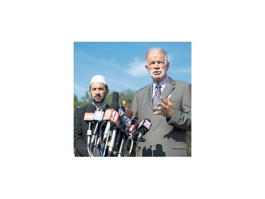 El pastor Terry Jones dijo haber alcanzado un pacto con un imán, que luego se supo no sería tal. Exige que no se levante una mezquita cerca de la Zona Cero de Nueva York.