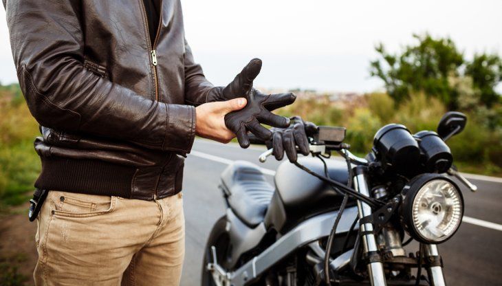 El invierno puede ser muy cruel para quienes se movilizan en moto, por eso hay que saber abrigarse.