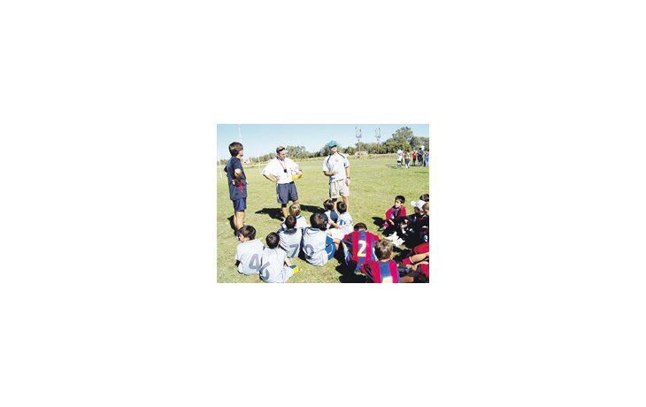 Los chicos argentinos escuchan a sus entrenadores en la filial argentina.