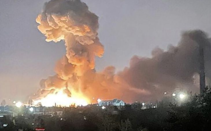 Explosión tras un ataque en las afueras de Kiev.