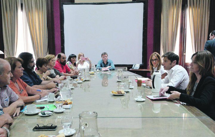 Agenda intensa. En paralelo a la dura puja parlamentaria, Kicillof recibió ayer a los gremios docentes.&nbsp;