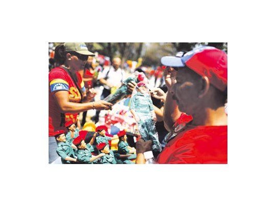 La veneración de la imagen de Hugo Chávez no hace sino crecer a medida que se extiende la exhibición de sus restos. El Gobierno atizará la tendencia en la campaña electoral exprés que se avecina.