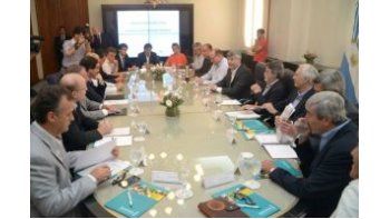 El ministro de Agroindustria, Ricardo Buryaile, junto a representantes de las provincias afectadas por las inundaciones. (Foto: Ministerio de Agroindustria)