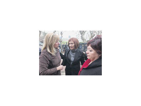 La madre de Axel Blumberg, ayer, acompañada de dos mujeres durante un cuarto intermedio del juicio oral por el secuestro de su hijo, donde declaró que se sentía «ingenua» por haber dado aviso a la Policía de la captura del joven.
