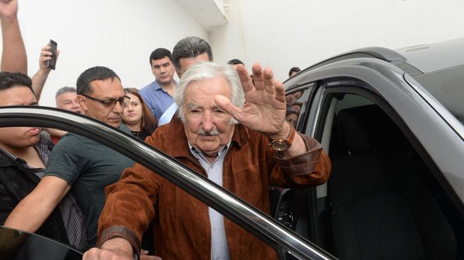 El expresidente anunció este lunes que padece de cáncer de esófago. 