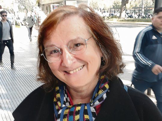 clara obligado. De regreso al país por unos días, bromea: No me faltan defectos, muchas calles llevan el nombre de mi familia.