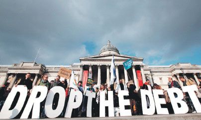 En Londres, manifestantes de izquierda rechazaron medidas europeas contra Grecia, puntualmente las  que obligan a ese país a efectuar más ajustes para cumplir con el pago de la deuda.