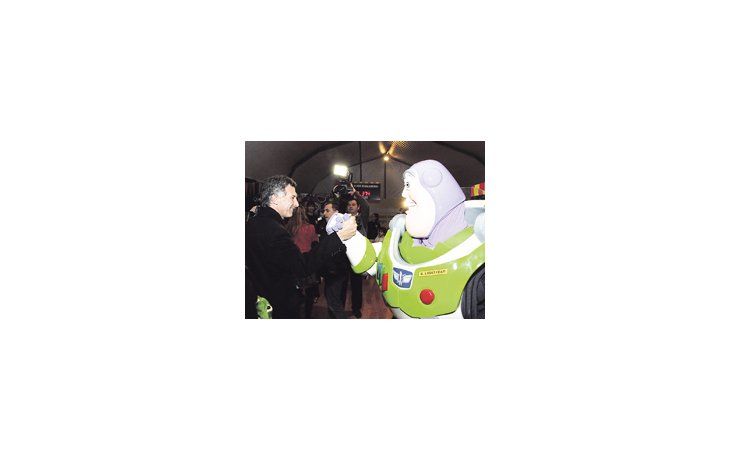 ámbito.com | Mauricio Macri saluda a B. Lightyear, personaje de «Toy Story», al participar de la campaña «Un juguete = una sonrisa», que promueve donaciones para niños carenciados.