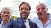 El ministro de Turismo Tabaré Viera, junto al presidente Luis Lacalle Pou y el senador colorado Germán Coutinho en el Hipódromo de Maroñas.