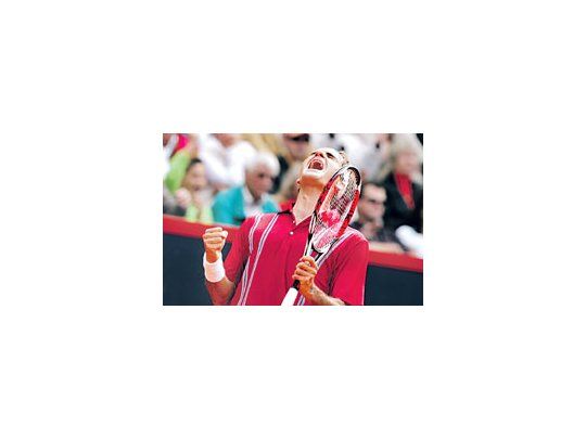 El grito deRogerFederer trasvencer alespañolRafaelNadal sobreel polvo deladrillo deHamburgo.El suizo lequebró alespañol unaserievictoriosasobre esasuperficiede 81partidos.