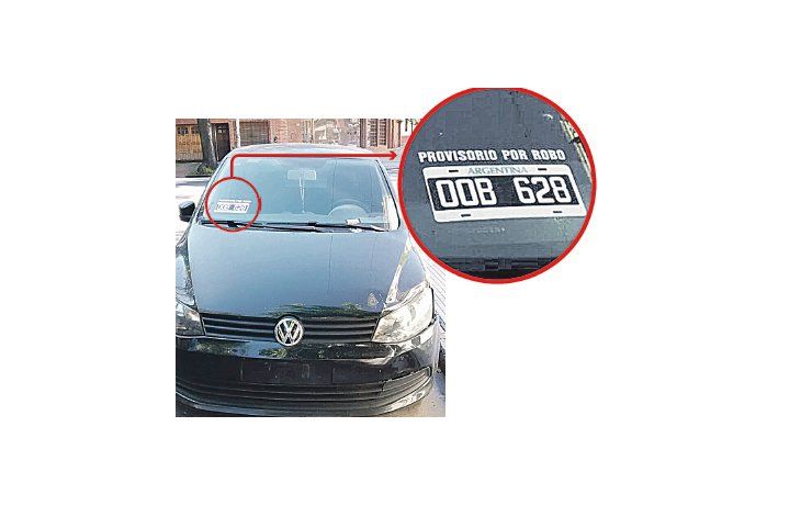 Se ven cada vez más autos sin patentes. Algunos propietarios de vehículos colocan una provisoria y aclaran que fue por robo, como se observa en la foto de la izquierda, tomada en Parque Chacabuco.
