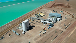 Cauchari Olaroz. El desempeño productivo del proyecto de Ganfeng Lithium y Lithium Argentina vino acompañado por una reducción significativa de los costos operativos en efectivo. Cauchari Olaroz. El desempeño productivo del proyecto de Ganfeng Lithium y Lithium Argentina vino acompañado por una reducción significativa de los costos operativos en efectivo.