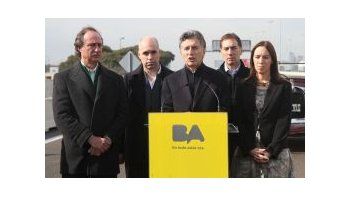 Mauricio Macri junto a parte de su gabinete, durante la inauguración de un nuevo tramo de la Autopista Illia.