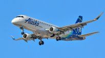 El piloto es empleado de Alaska Airlines.