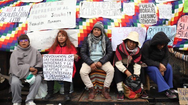Manifestantes se movilizan en el paro docente que condena los hechos de represión en Jujuy.&nbsp;