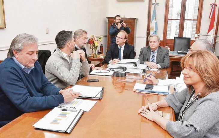 diálogo. Los actuales funcionarios de Miguel Lifschitz y los representantes del gobernador electo Omar Perotti destacaron el proceso de transición ordenado con intercambio de información.