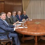 Caputo y los industriales coinciden en que tienen que seguir bajando los impuestos. Caputo y los industriales coinciden en que tienen que seguir bajando los impuestos.