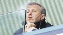 pensativo.  El magnate ruso, Roman Abramovich, ligado al presidente Vladímir Putin, sufrió sanciones económicas del gobierno británico.