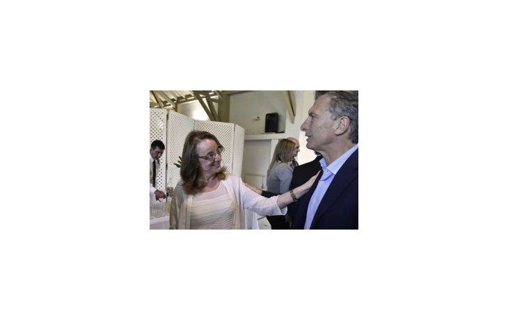 Alicia Kirchner saluda al Presidente Mauricio Macri durante el almuerzo que mantuvieron todos los gobernadores con el mandatario en Olivos.