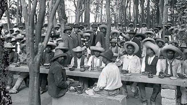 En el año 1915, por la escasez de alimentos, una multitud se lanza al saqueo de los mercados públicos.