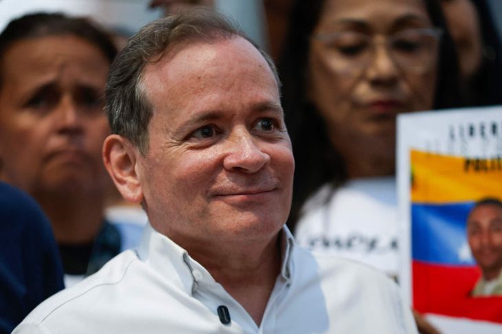 El dirigente fue trasladado por hombres armados vestidos de civil que se movilizaban en varios vehículos. El dirigente fue trasladado por hombres armados vestidos de civil que se movilizaban en varios vehículos.