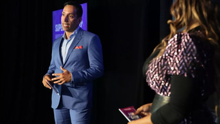 El magnate puertorriqueño dando una charla.