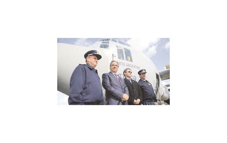 ámbito.com | Julio Martínez, Noah Mamet, Enrique Amreim y Bari del Valle Sosa en el acto de bautismo del Hércules “Puerto Argentino”, recién modernizado en EE.UU.