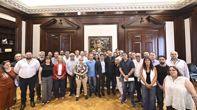 Axel Kicillof recibió a representantes de gremios bonarenses en La Plata.