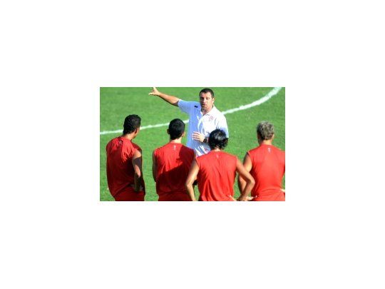 Roberto Pompei al frente del plantel de Huracán en su primer entrenamiento como entrenador.