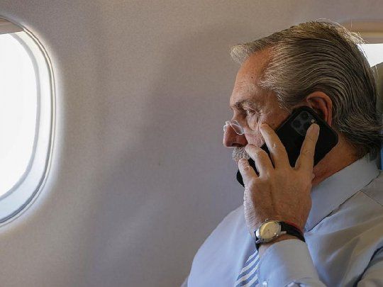 Alberto viaje avión teléfono.jpg