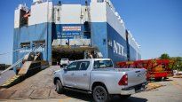 Camionetas Hilux listas para embarcar dentro de un buque car carrier en el puerto de Zárate, rumbo a distintos destinos de América Latina. En este caso al Puerto del Callao, en Perú