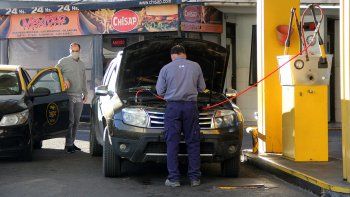Pasar el auto a gas es una de las opciones que barajan los ciudadanos ante los auementos de la nafta