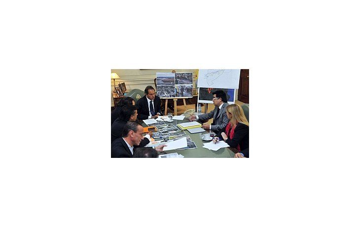 El gobernador Daniel Scioli y sus ministros evalúan las zonas más afectadas por la inundación.