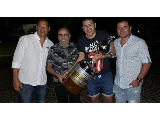 Córdoba, Serna, Riquelme y Delgado con la Copa Libertadores, durante una cena en la casa de Román, en una foto publicada por el hermano del exenganche en sus redes.