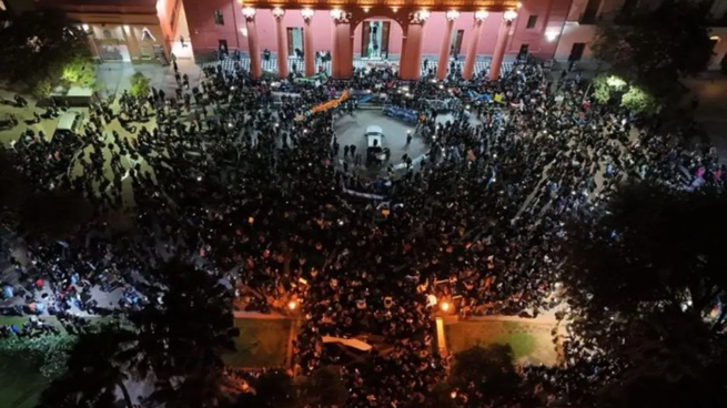 La marcha de la docencia autoconvocada se realizó por las calles del centro de la capital catamarqueña.