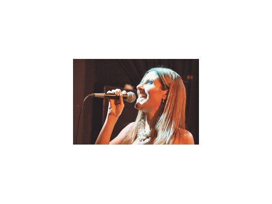 Delfina Oliver , cantante sólida y de muy buena afinación, inauguró el sábado el Bebop Club, nuevo espacio para el jazz que continuaría la senda de Jazz & Pop.