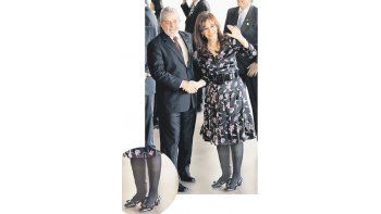 ámbito.com | La Presidente quiso ocultar la férula ortopédica debajo de sus medias negras, pero sólo consiguió que su pierna derecha se viera más grande que la otra.