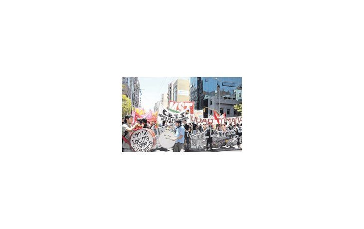 Las afueras de la Legislatura cordobesa fueron el escenario de los violentos disturbios en el marco de una movilización de estudiantes.