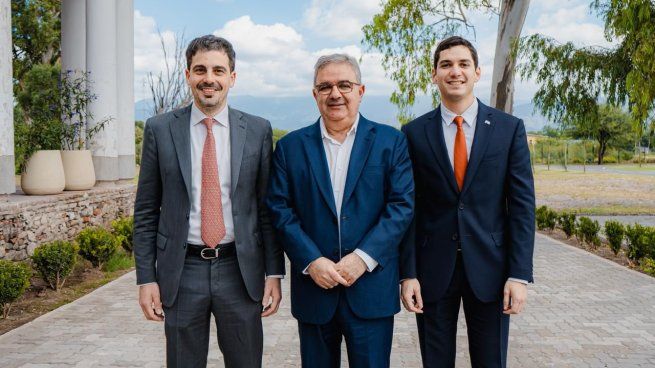 El gobernador se reunió con Guido Lanzillotta y Alejandro Bulgheroni (H), presidente y vice de la Bolsa de Comercio Joven, respectivamente, quienes vienen desarrollando un programa de Educación Financiera en distintas provincias del país y que en el corto plazo se implementará en Catamarca.