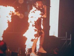 Susto en el show del Duki en Mar del Plata cuando quedó rodeado por el fuego.