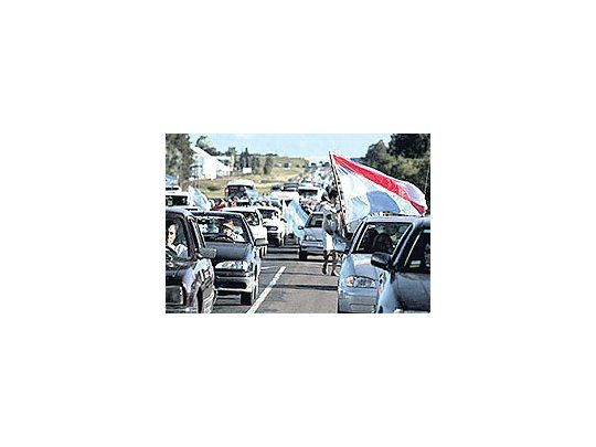 La caravana de 3.000 vehículos partió desde la Ruta 14 y el Acceso Sur hacia Gualeguaychúy culminó en el centro de la ciudad.