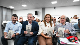 Con notables ausencias, sí estuvieron en el homenaje a Arturo Illia el presidente de la UCR Leonel Chiarella, el intendente de Cruz del Eje, Renato Raschetti; la vicegobernadora Myriam Prunotto y Leandro Illia (h).&nbsp;