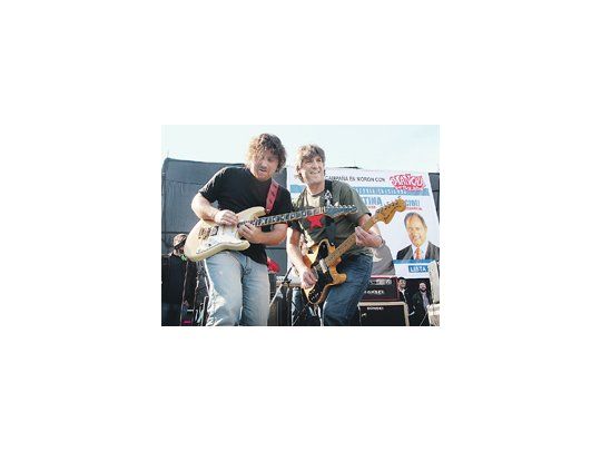 El sábado pasado al mediodía, Amado Boudou tocó la guitarra con La Mancha de Rolando en Morón, durante el lanzamiento de un candidato K.