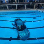 Una madre y una hija atravesaron una valla del estacionamiento y una pared de vidrio previo a terminar en la pileta. Una madre y una hija atravesaron una valla del estacionamiento y una pared de vidrio previo a terminar en la pileta.