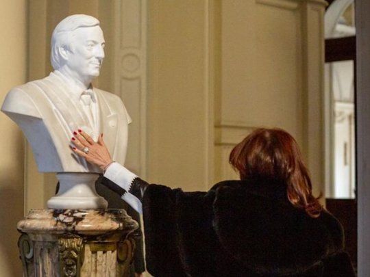 Cristina Fernández de Kirchner acaricia el busto de Néstor Kirchner en Casa Rosada.