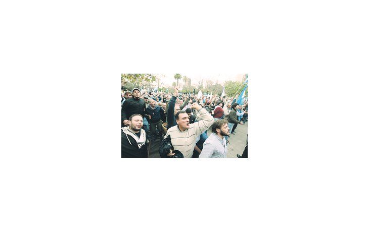ámbito.com | Los productores se movilizaron a La Plata y tras la aprobación de la ley anunciaron un paro por 9 días.